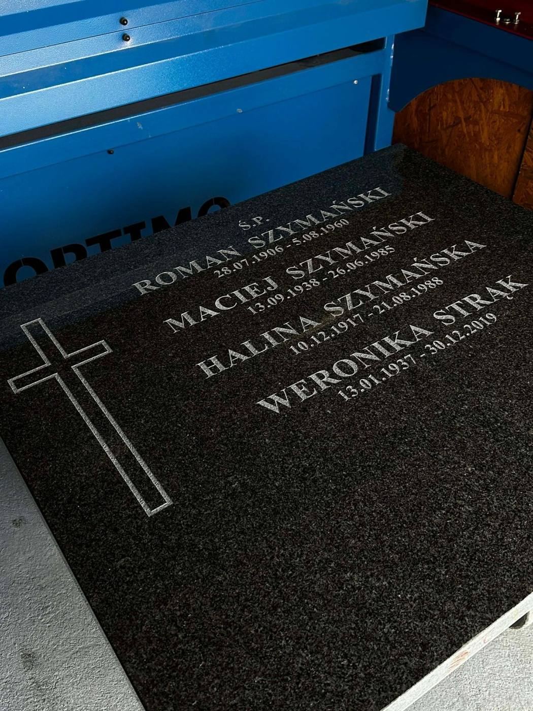 Płyta rodziny Szymańskich z piaskowanym krzyżem i napisami, przygotowana w pracowni