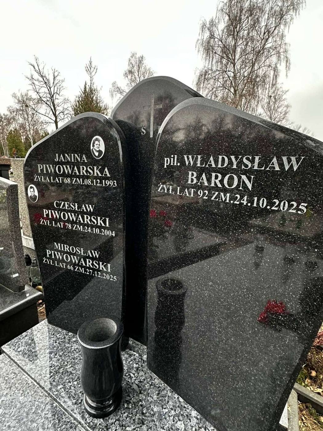 Dwa pomniki z czarnego granitu z napisami rodziny Piwowarskich i pil. Władysława Barona