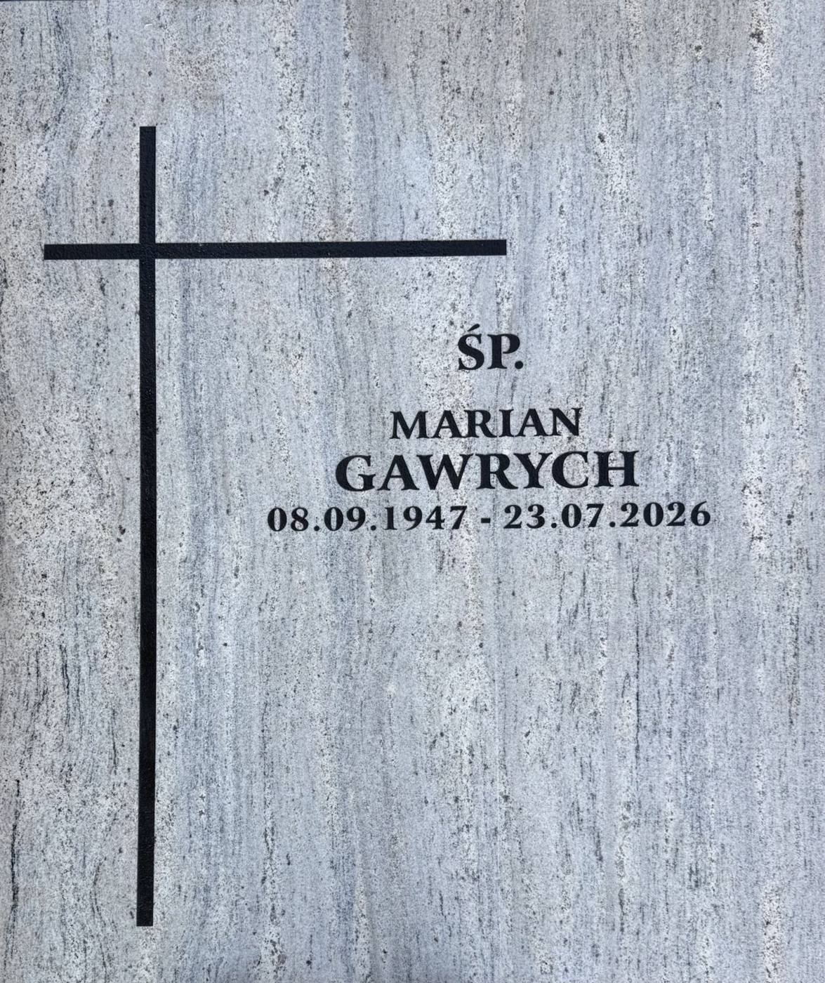 Dopisek Ś.P. Marian Gawrych z datami i piaskowanym krzyżem na jasnej płycie granitowej