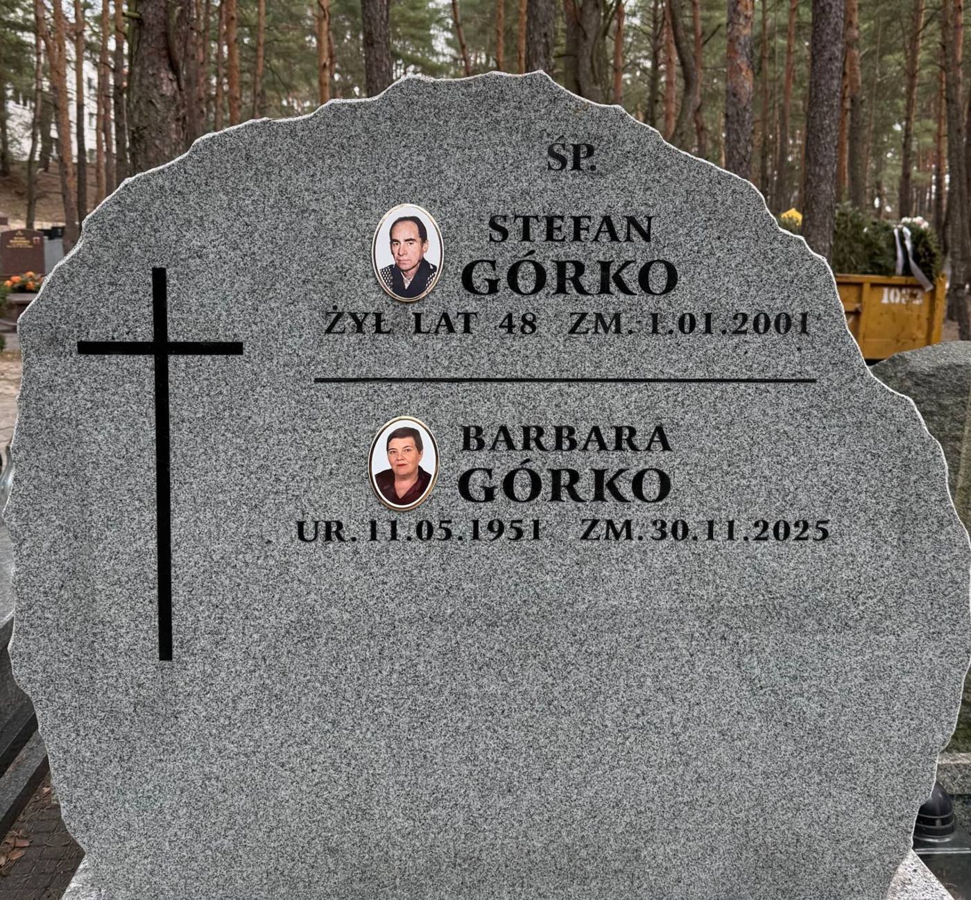 Jasna płyta granitowa z napisem Stefana i Barbary Górków oraz dwoma zdjęciami
