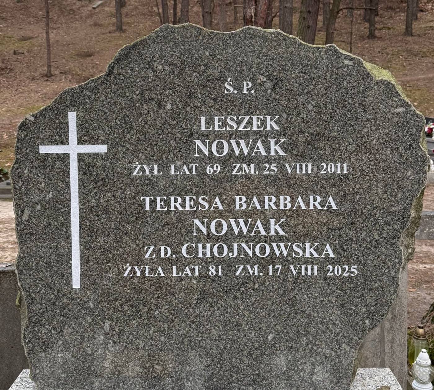 Płyta z napisem Leszka Nowaka i Teresy Barbary Nowak z domu Chojnowska