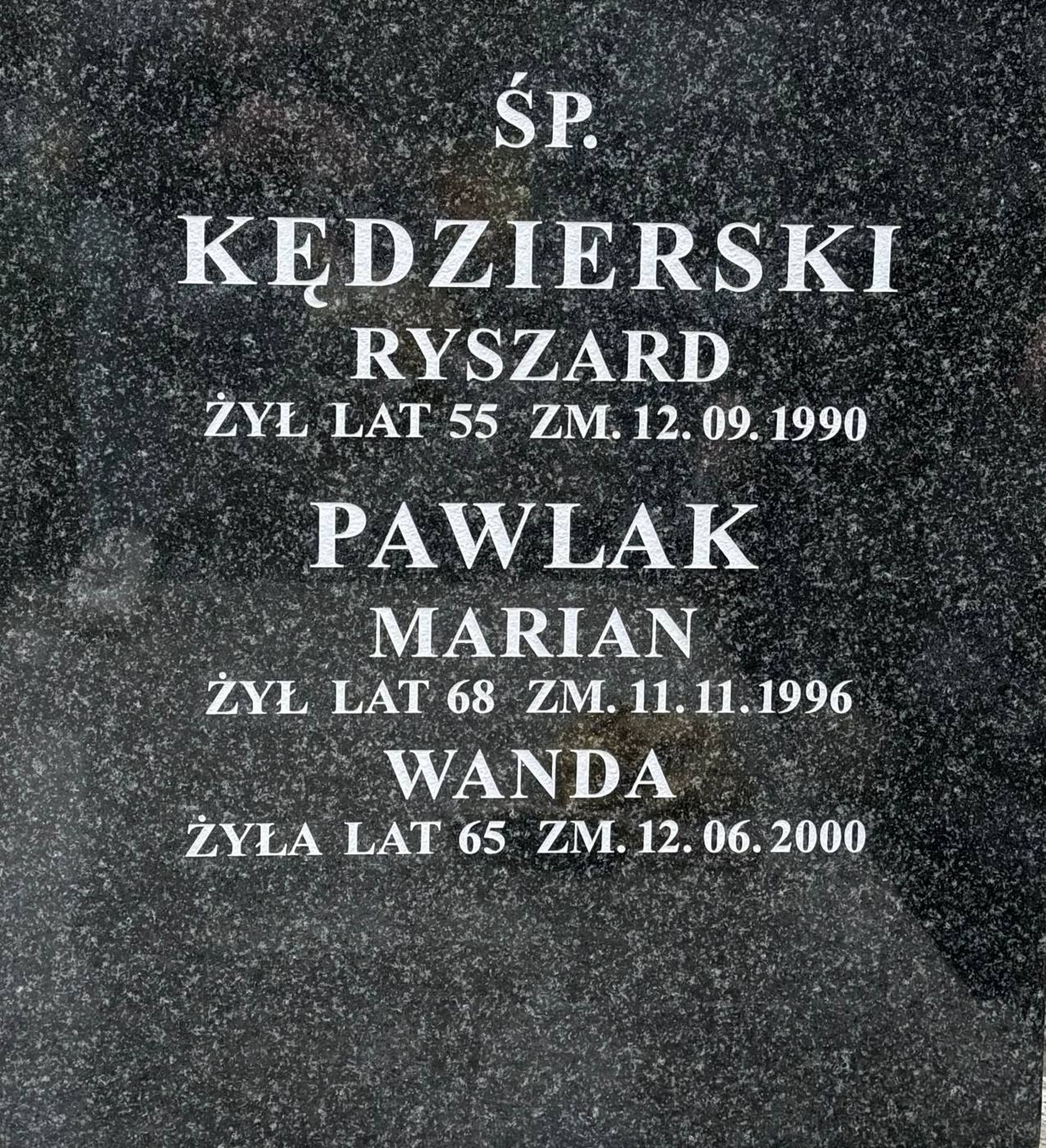 Czarna płyta z napisami Ryszarda Kędzierskiego oraz Mariana i Wandy Pawlak