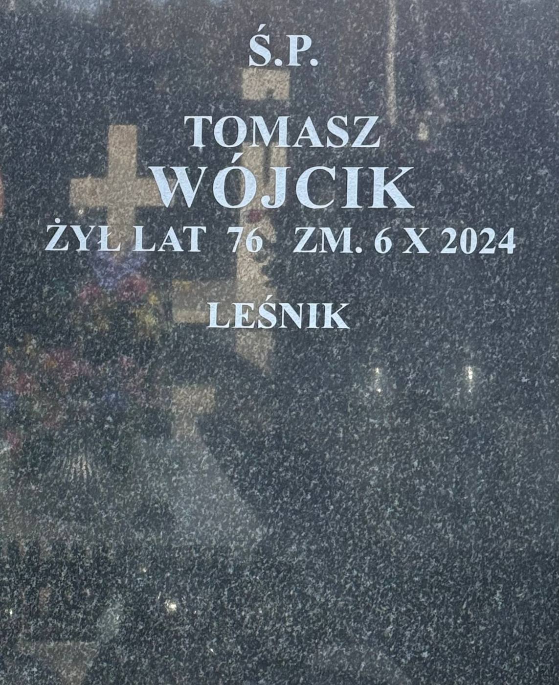 Napis Tomasza Wójcika z dopiskiem „Leśnik” na ciemnym granicie