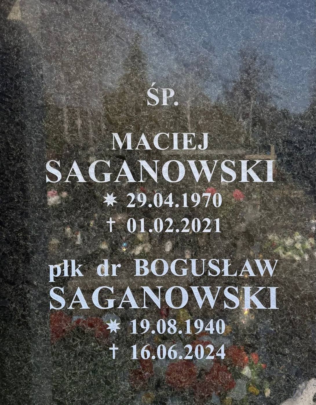 Napis Macieja Saganowskiego i płk. dr. Bogusława Saganowskiego