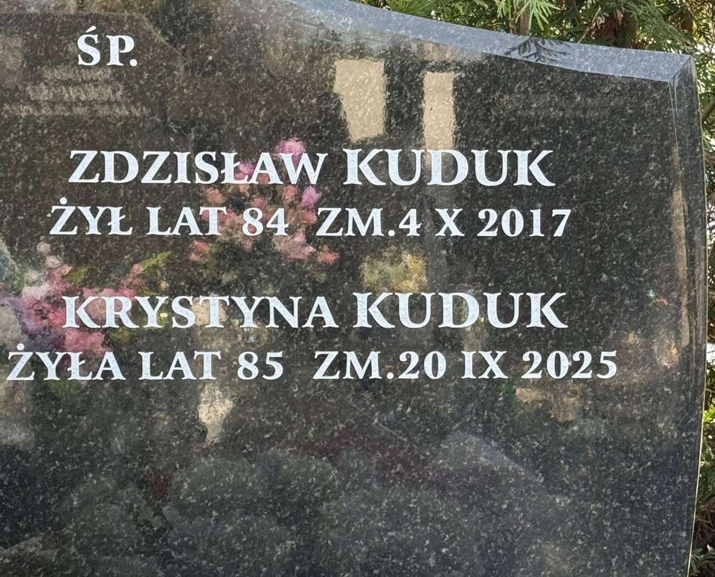 Białe litery na czarnym granicie: Zdzisław i Krystyna Kuduk