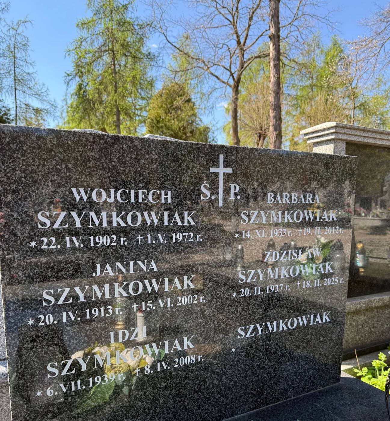 Rodzinny pomnik Szymkowiaków z wieloma napisami i dopiskami
