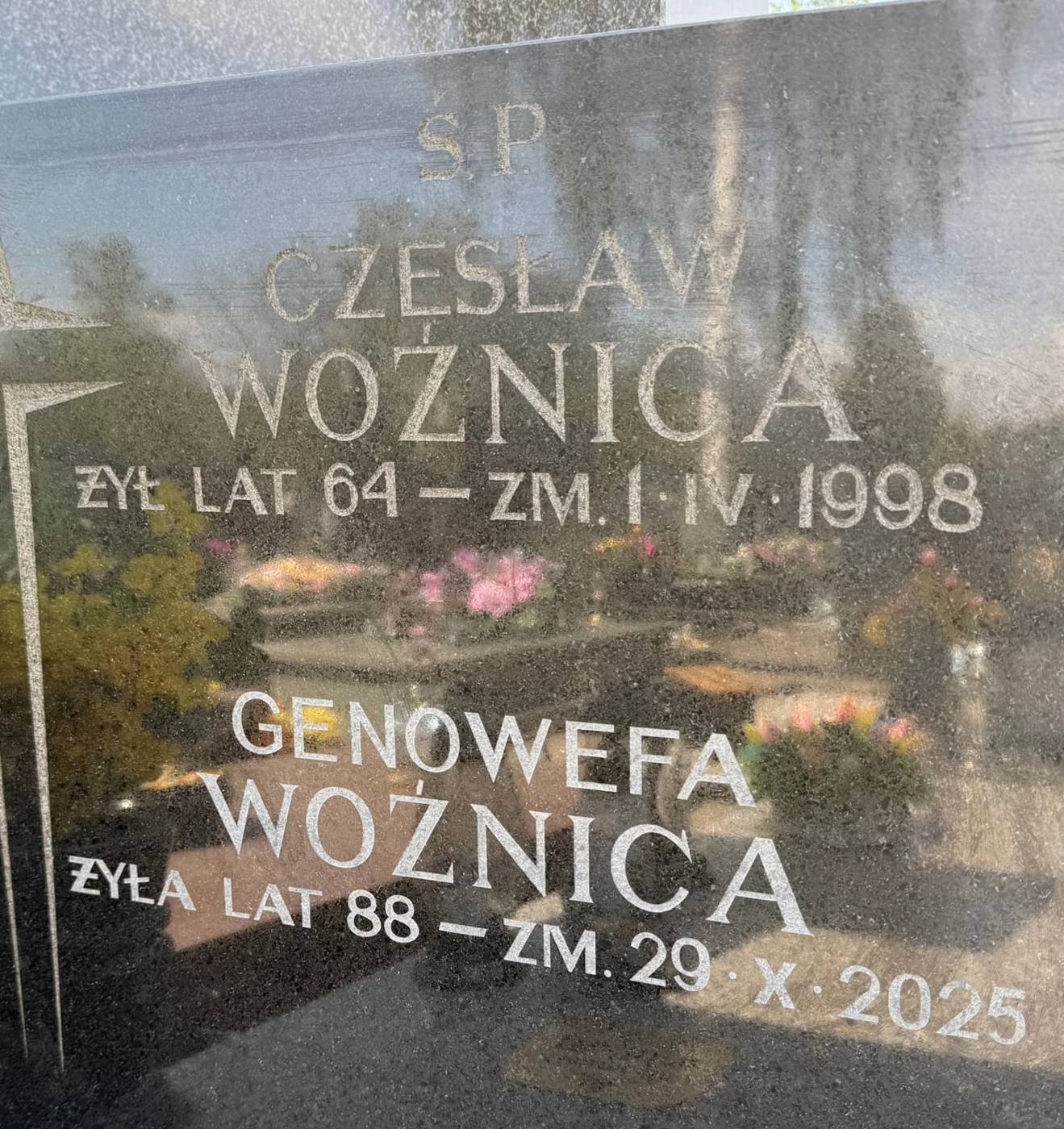 Napis Czesława i Genowefy Woźniców na ciemnym, lustrzanym kamieniu
