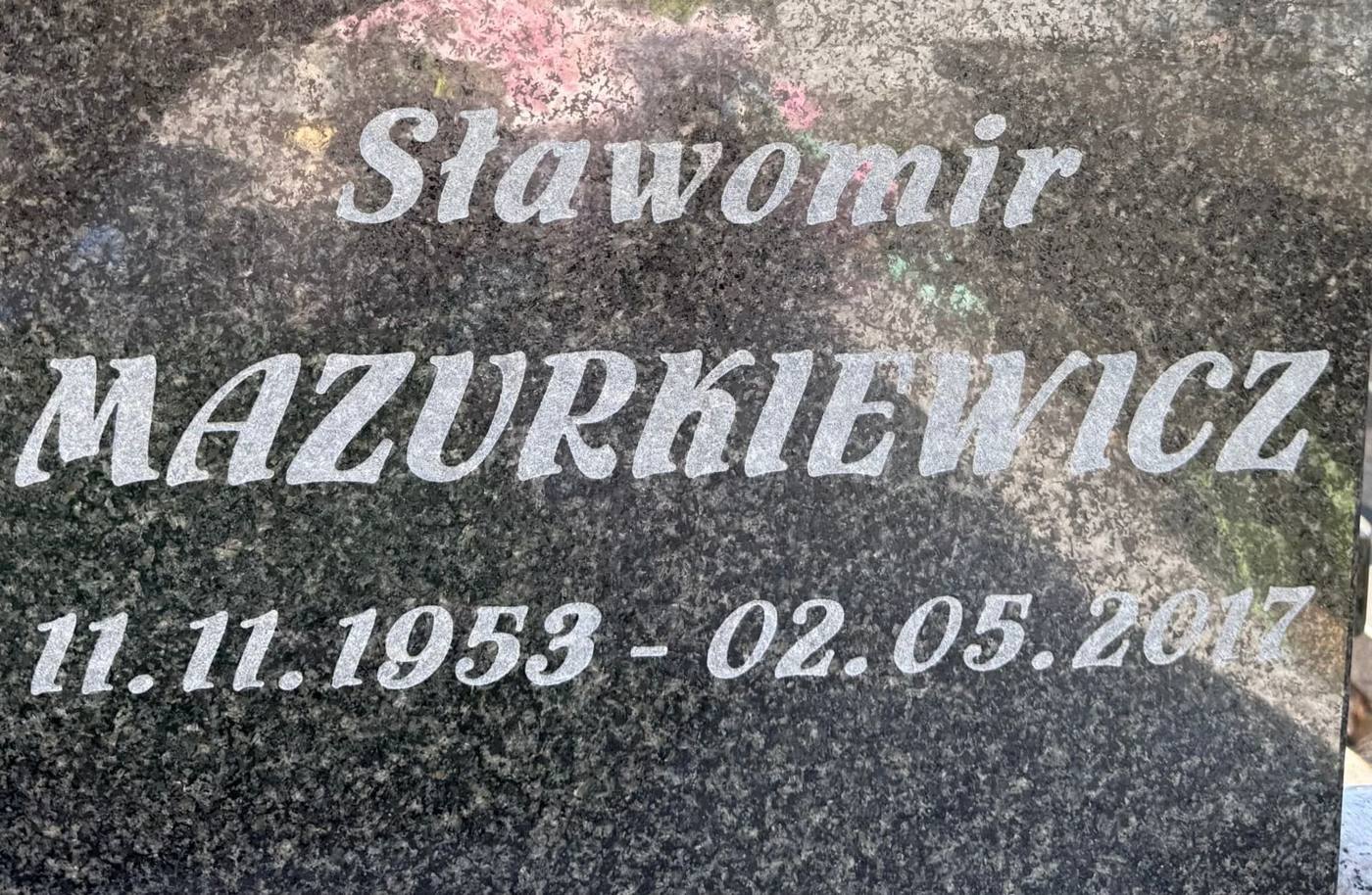 Pochyłe białe litery: Sławomir Mazurkiewicz, 11.11.1953 – 02.05.2017