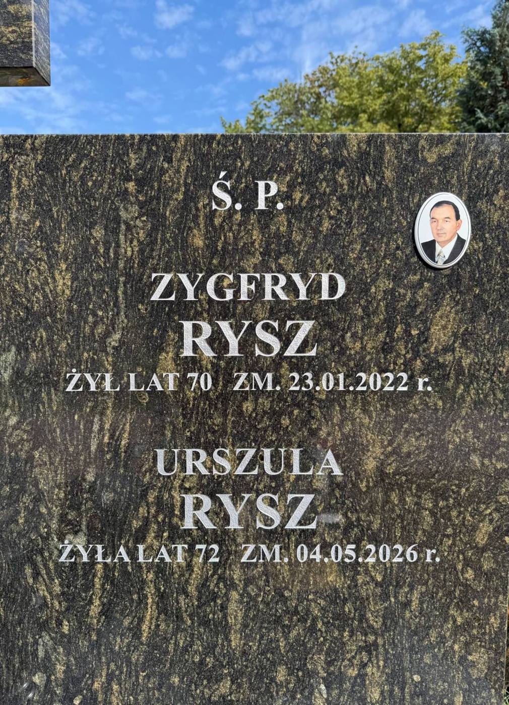Napis Zygfryda i Urszuli Rysz na granicie ze złotym usłojeniem, ze zdjęciem