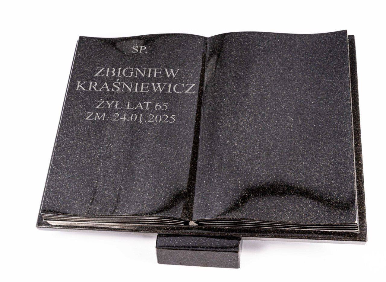 Nagrobek w formie otwartej księgi z napisem Zbigniewa Kraśniewicza