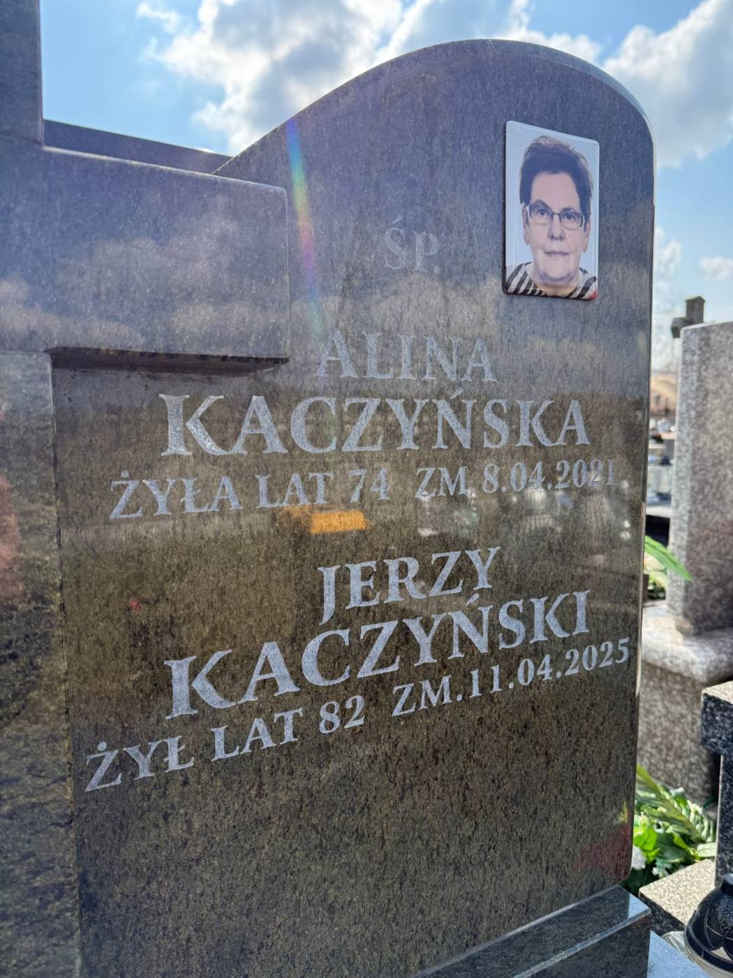 Dopisana napis Jerzego Kaczyńskiego na rodzinnym nagrobku