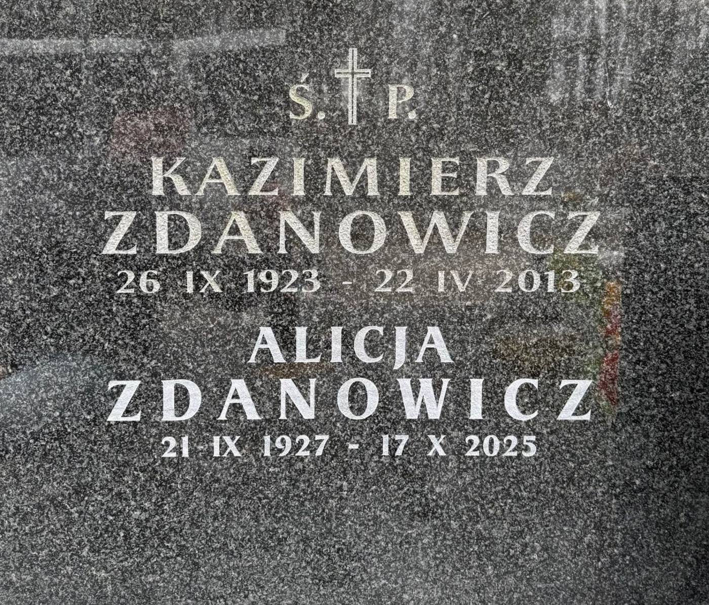 Piaskowane napisy Kazimierza i Alicji Zdanowiczów